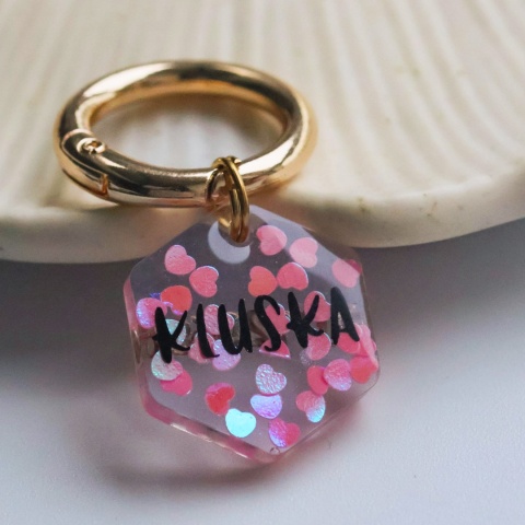 Adresówka dla psa z żywicy – personalizowana, różowe serduszka/gwiazdki (różne kształty)