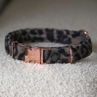 Obroża dla psa regulowana z klamrą – zamszowa panterka | dla małych i dużych psów (1,5 / 2 / 3,8 cm)