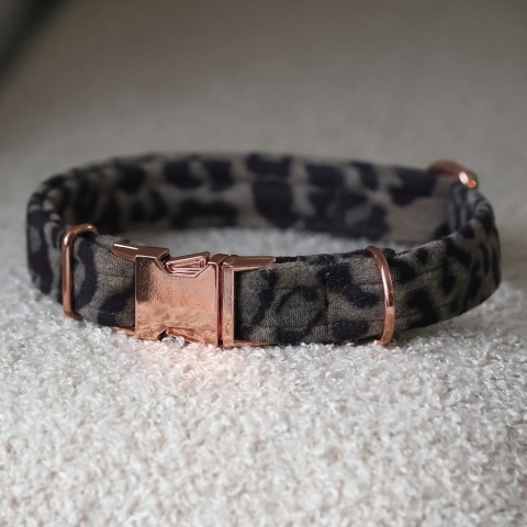 Obroża dla psa regulowana z klamrą – zamszowa panterka | dla małych i dużych psów (1,5 / 2 / 3,8 cm)