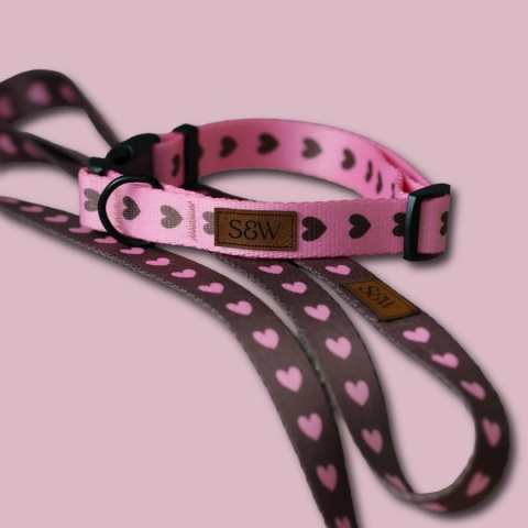 Smycz przepinana dla psa w serduszka, brązowa, personalizowana – Psiamore
