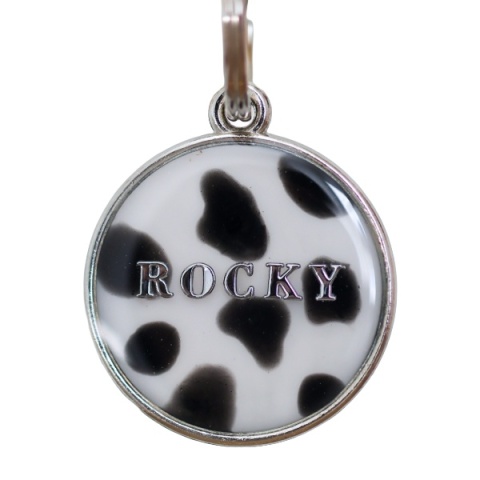 Adresówka dla psa z żywicy w metalowej obwódce - krówka personalizowana
